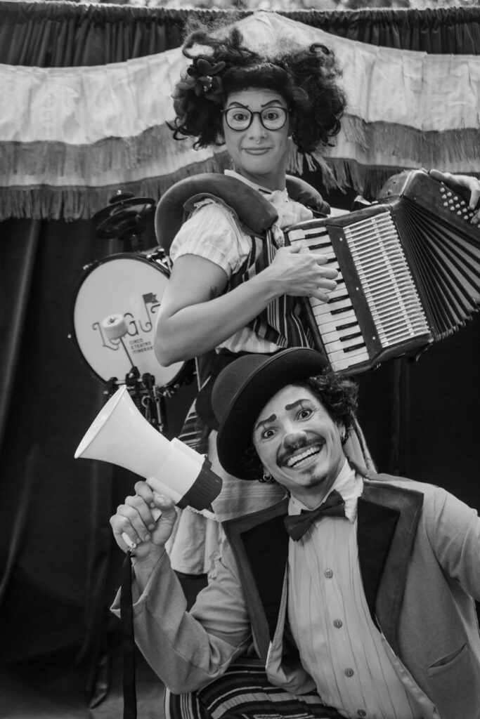 SUSPIROS E BURBUJAS — Laguz, Circo e Teatro Itinerante